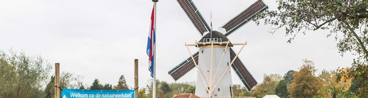 beeld met banner van de natuurwerkdag met als achtergrond molen